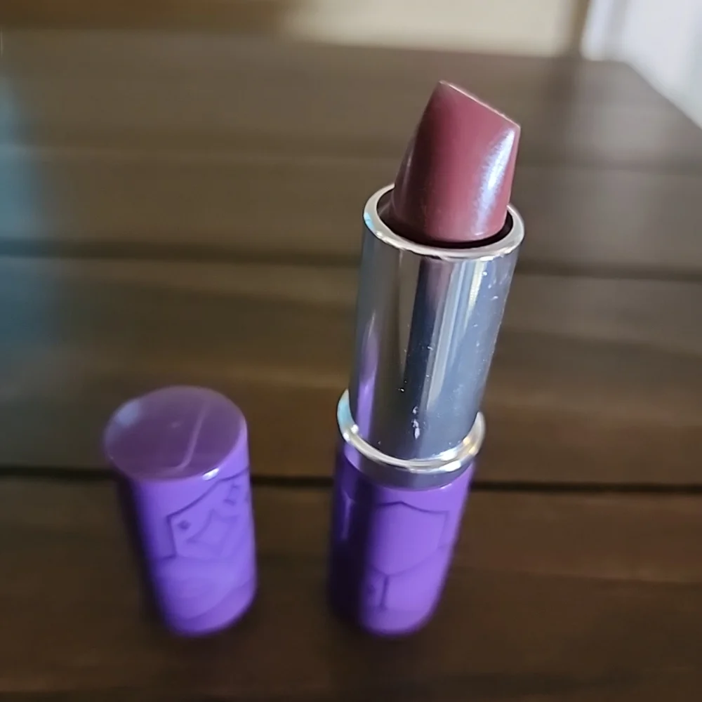 NWOB Clinique Dramatically Different Lipstick #50 A Different Grape Full Size